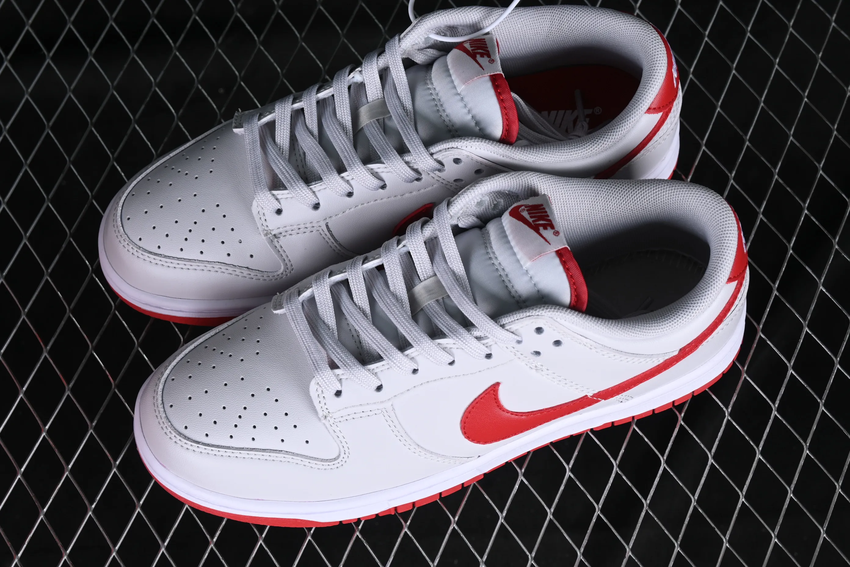 All Categories Nk SB Dunk Series Nk SB Dunk Low Low-top sneakers Cost-effective version Nk Dunk Low "Vast Grey/Varsity Red" Gray and red Bugs Bunny SB low-top sports and leisure sneakers FJ0832-011